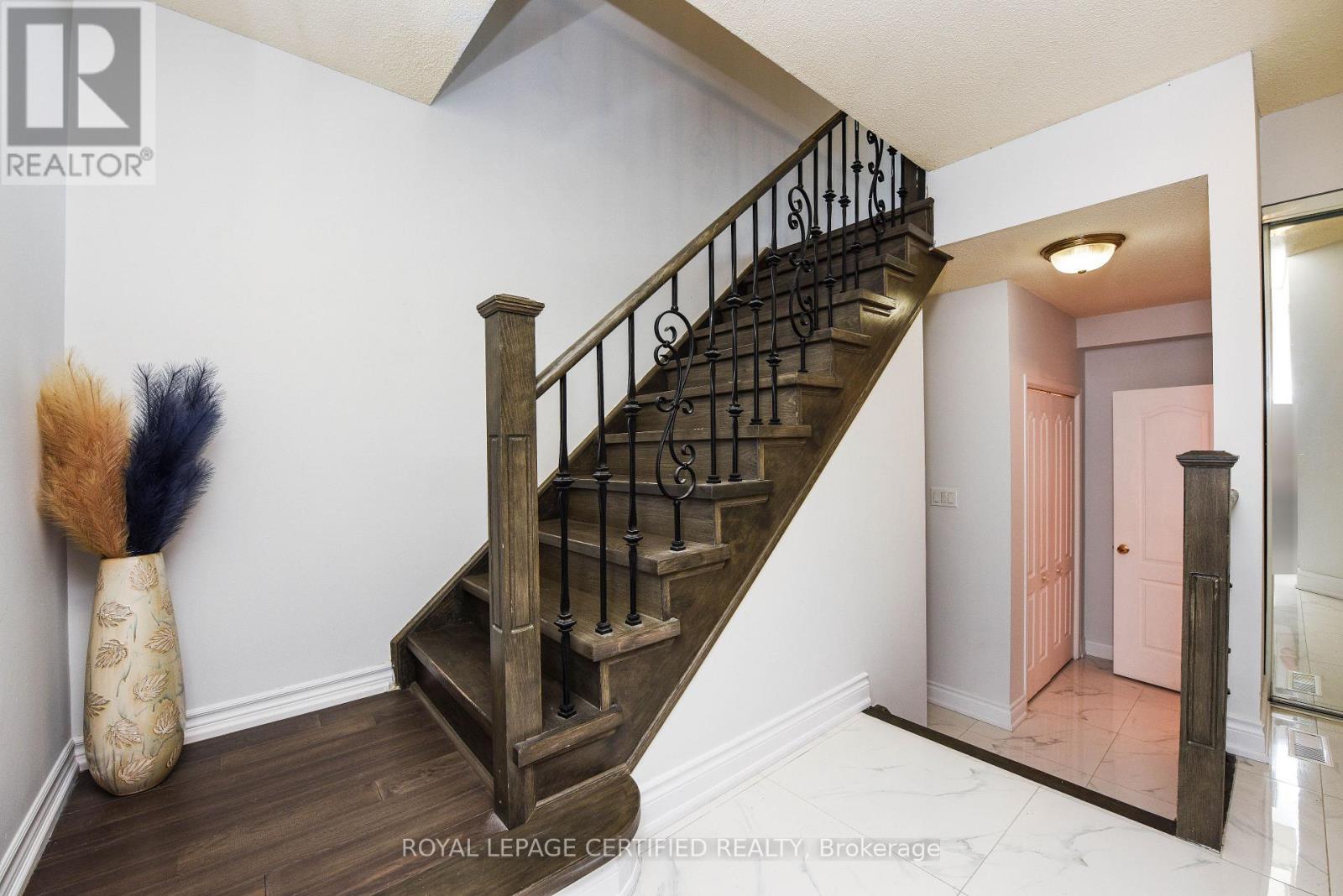 6037 Clover Ridge Crescent, Mississauga, Ontario  L5N 7B4 - Photo 2 - W13628564