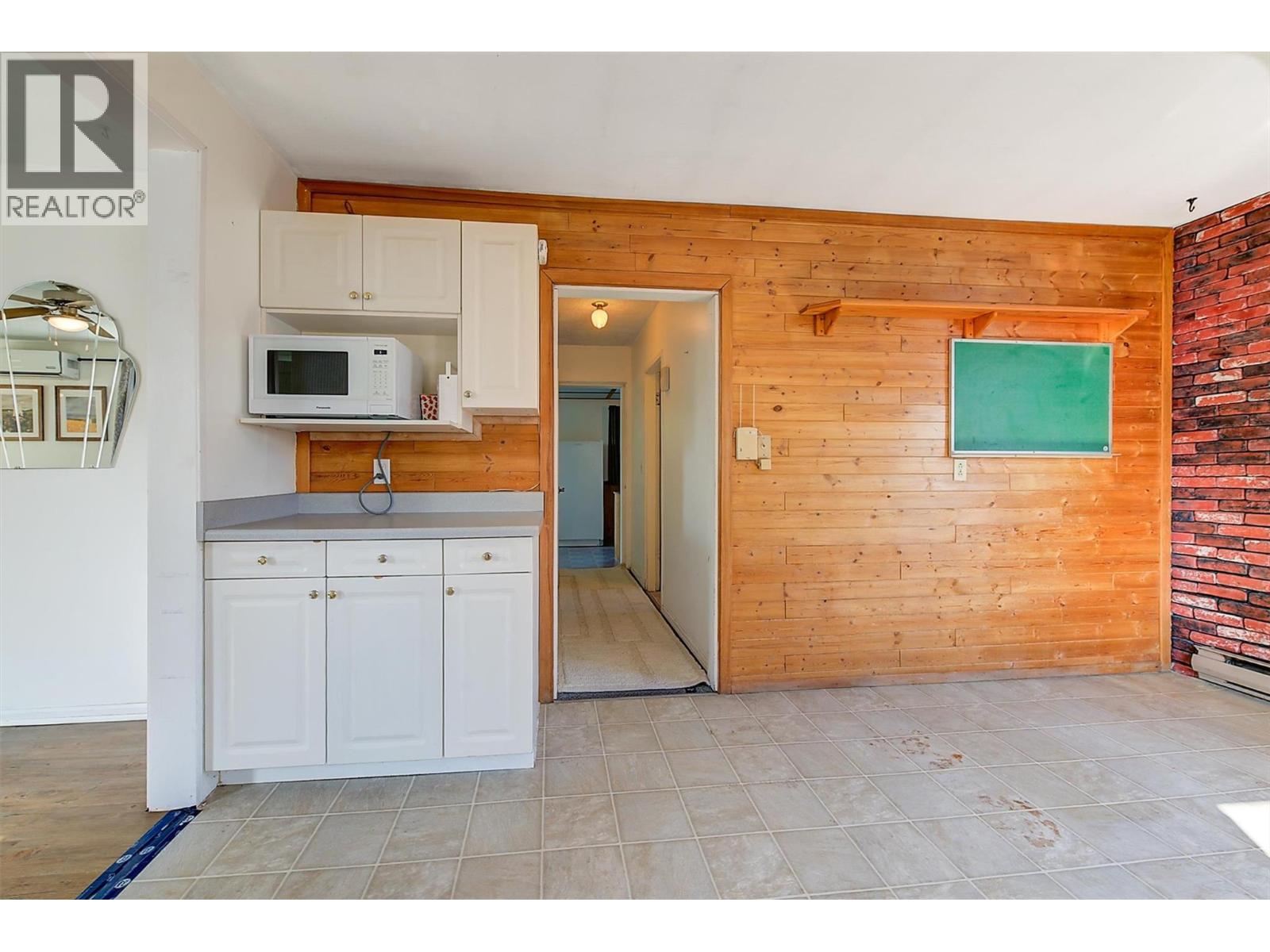 1060 Tataryn Road, Kelowna, British Columbia  V1X 1N8 - Photo 10 - 10386201