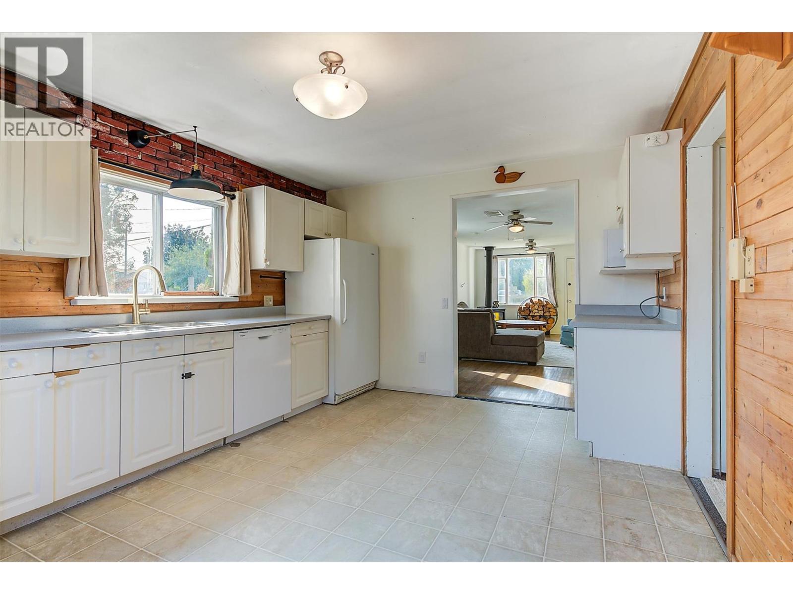1060 Tataryn Road, Kelowna, British Columbia  V1X 1N8 - Photo 9 - 10386201