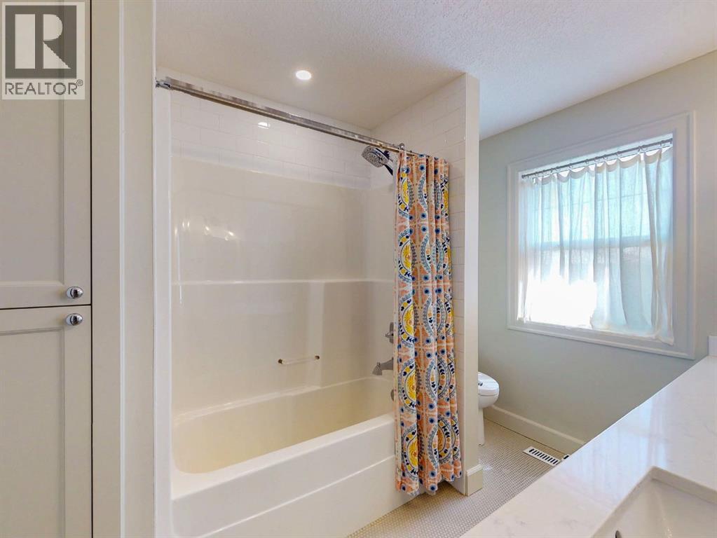 54 Royal Ridge Mount NW, Calgary, Alberta  T3G 5Z3 - Photo 26 - A2333179