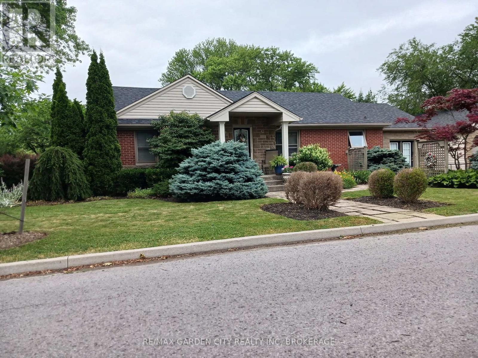 139 South Drive, St. Catharines, Ontario  L2R 4W1 - Photo 2 - X13651582