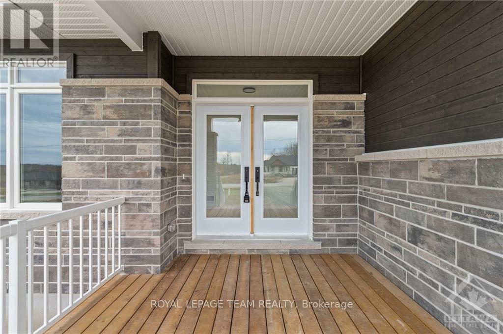 19 Irvin Woermke Street, Mcnab/braeside, Ontario  K0A 1G0 - Photo 2 - X13651756