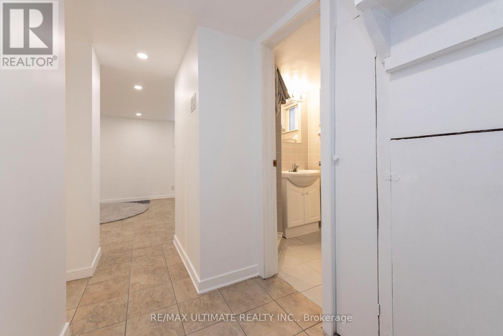7 Joanith Lower Drive, Toronto, Ontario  M4B 1S6 - Photo 5 - E13651590