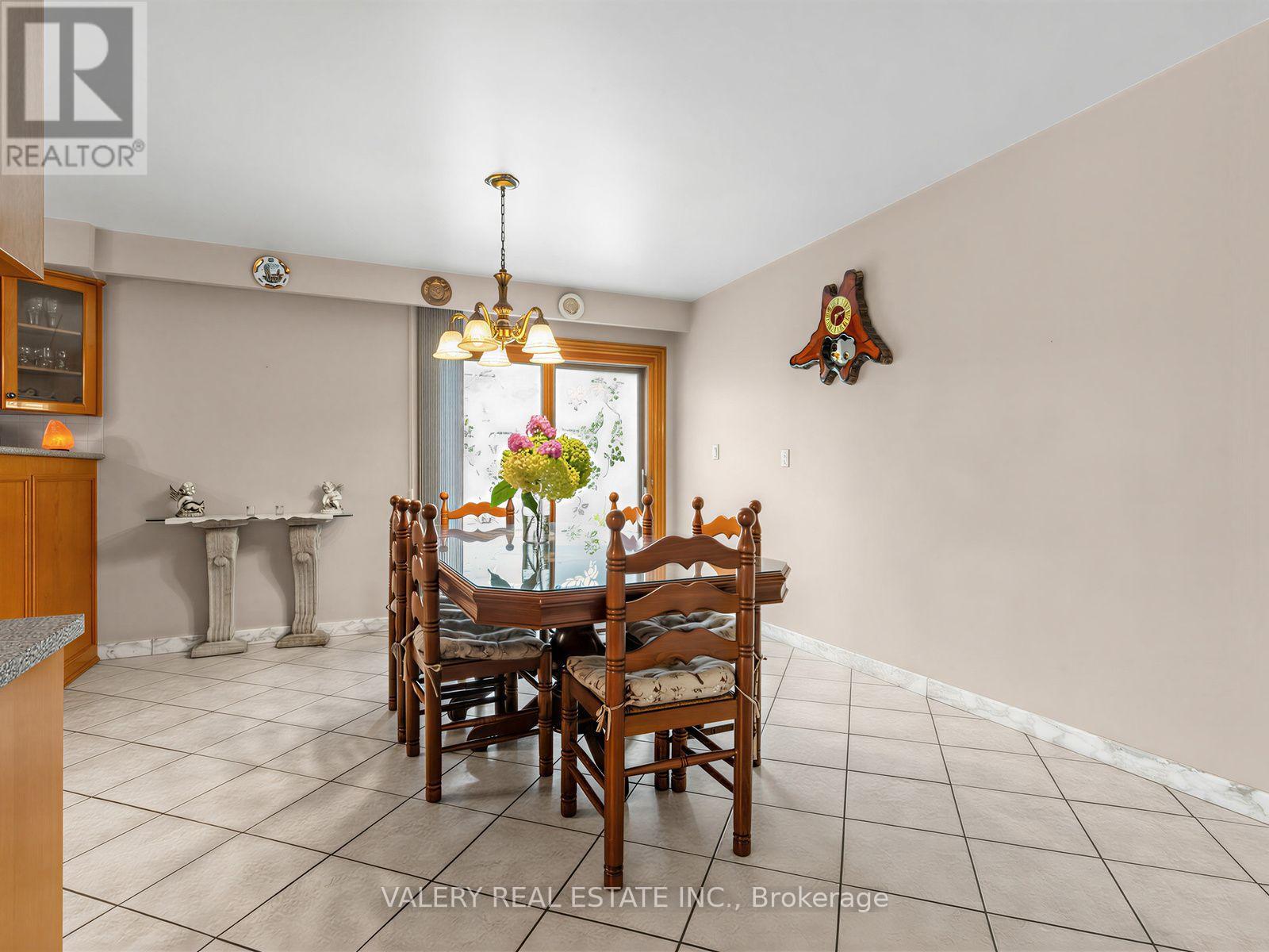 370 Maple Leaf Drive, Toronto, Ontario  M6L 1P6 - Photo 10 - W13651588