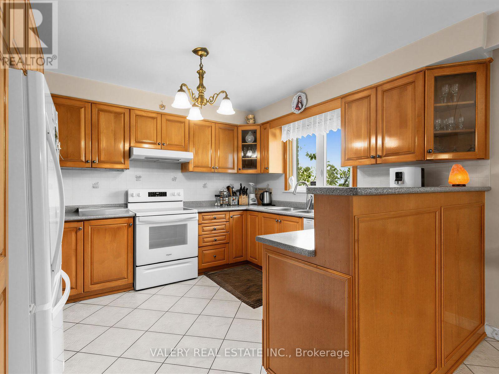 370 Maple Leaf Drive, Toronto, Ontario  M6L 1P6 - Photo 11 - W13651588