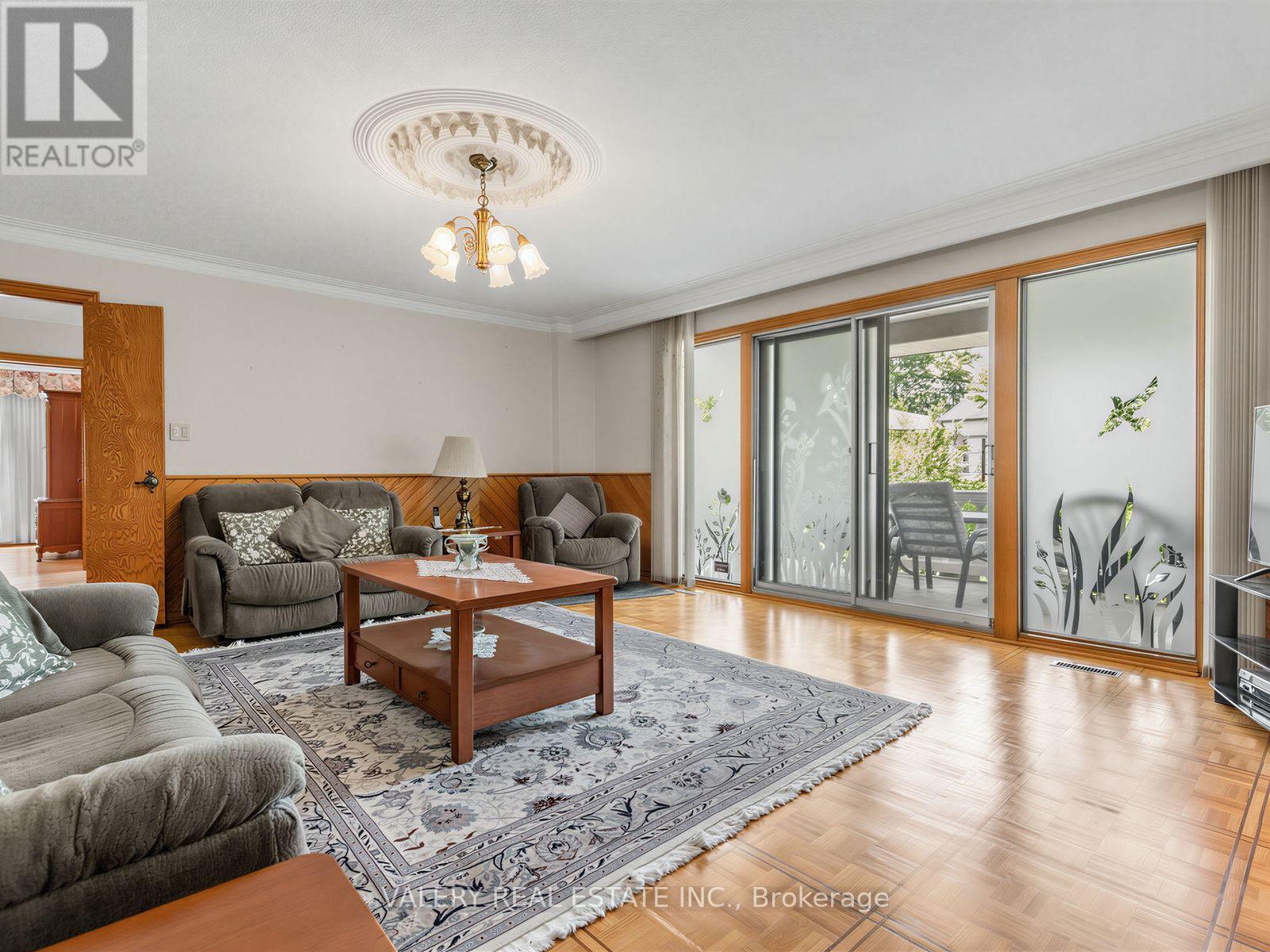 370 Maple Leaf Drive, Toronto, Ontario  M6L 1P6 - Photo 14 - W13651588