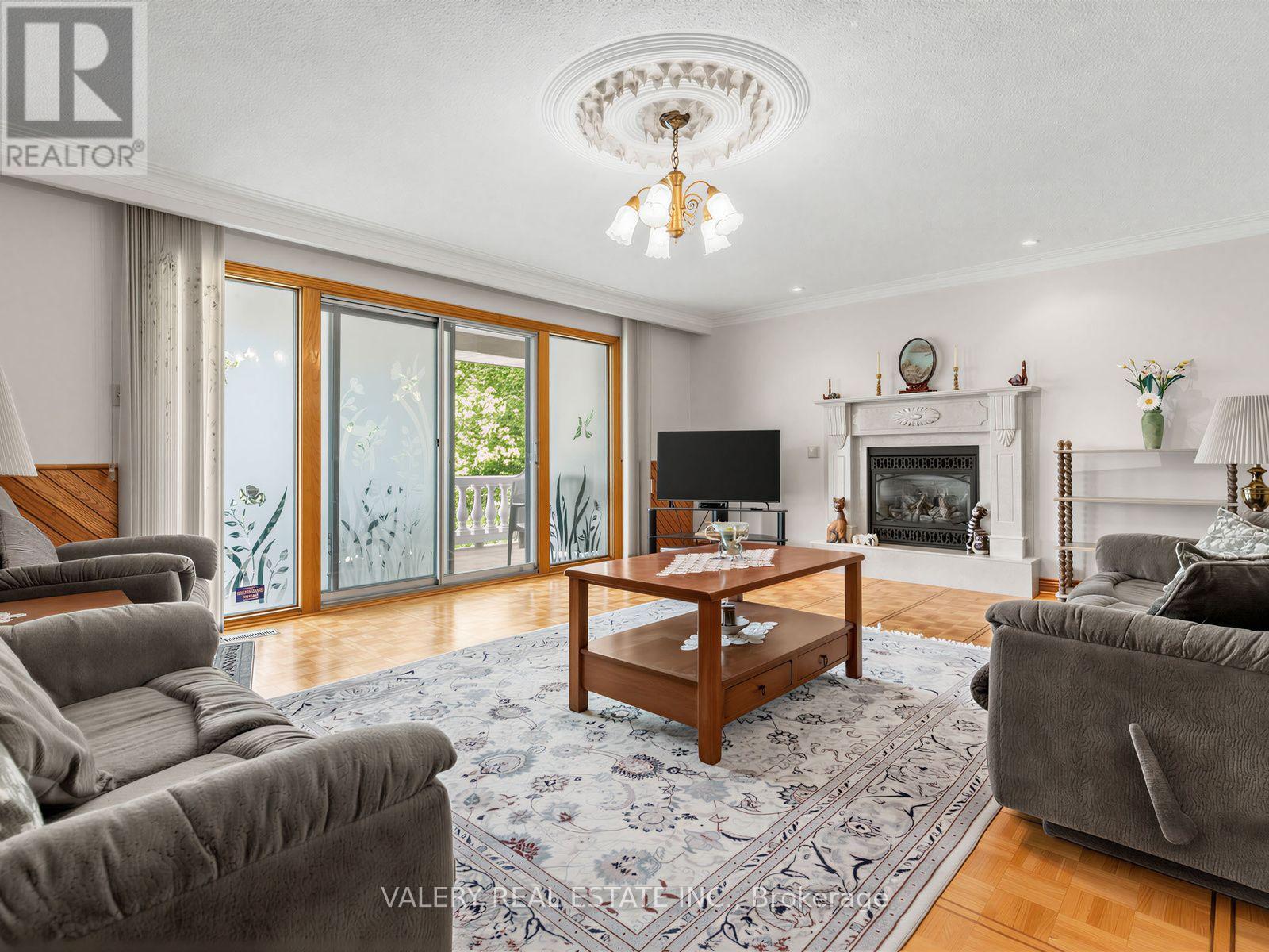 370 Maple Leaf Drive, Toronto, Ontario  M6L 1P6 - Photo 15 - W13651588