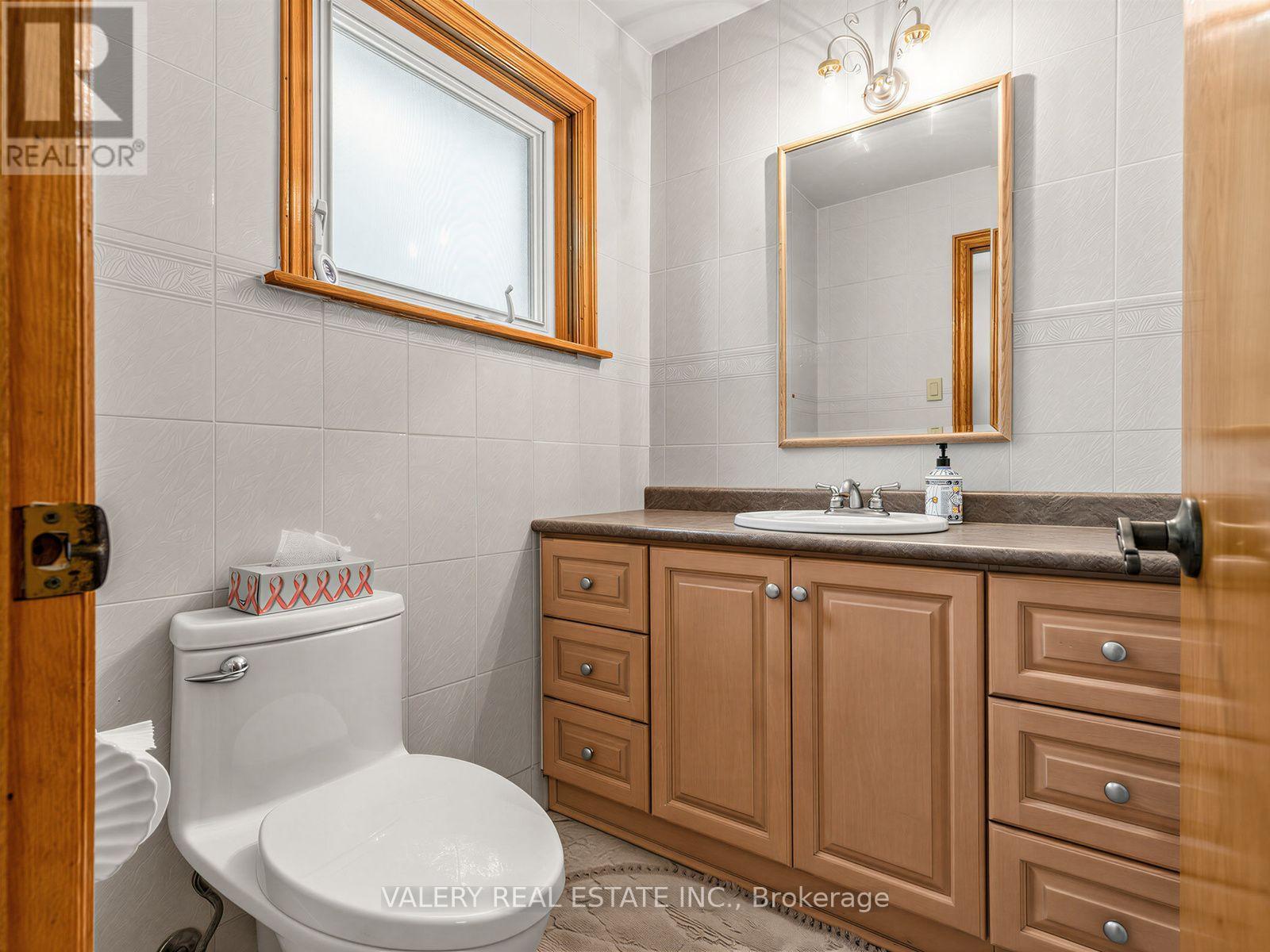 370 Maple Leaf Drive, Toronto, Ontario  M6L 1P6 - Photo 17 - W13651588