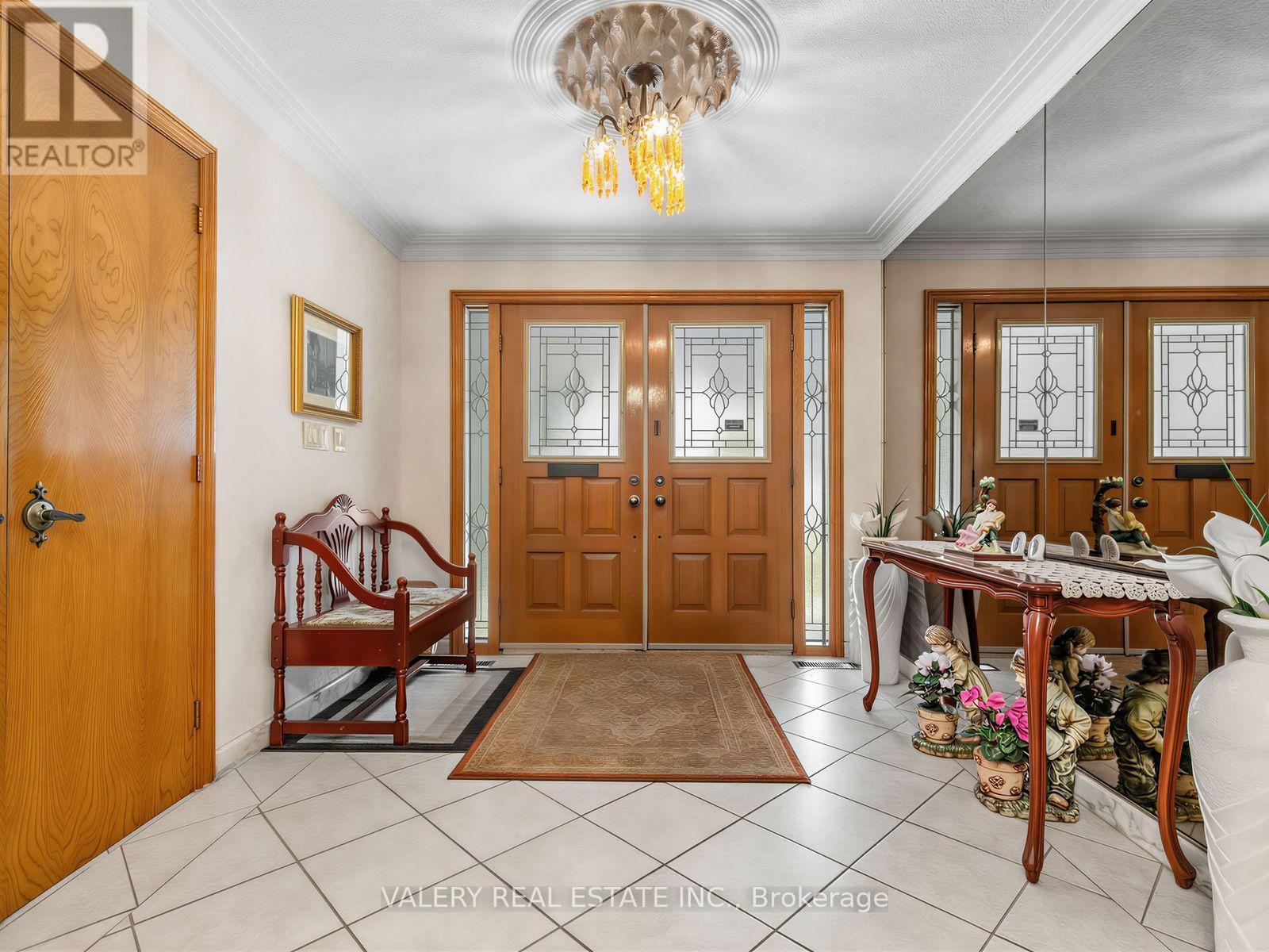 370 Maple Leaf Drive, Toronto, Ontario  M6L 1P6 - Photo 2 - W13651588