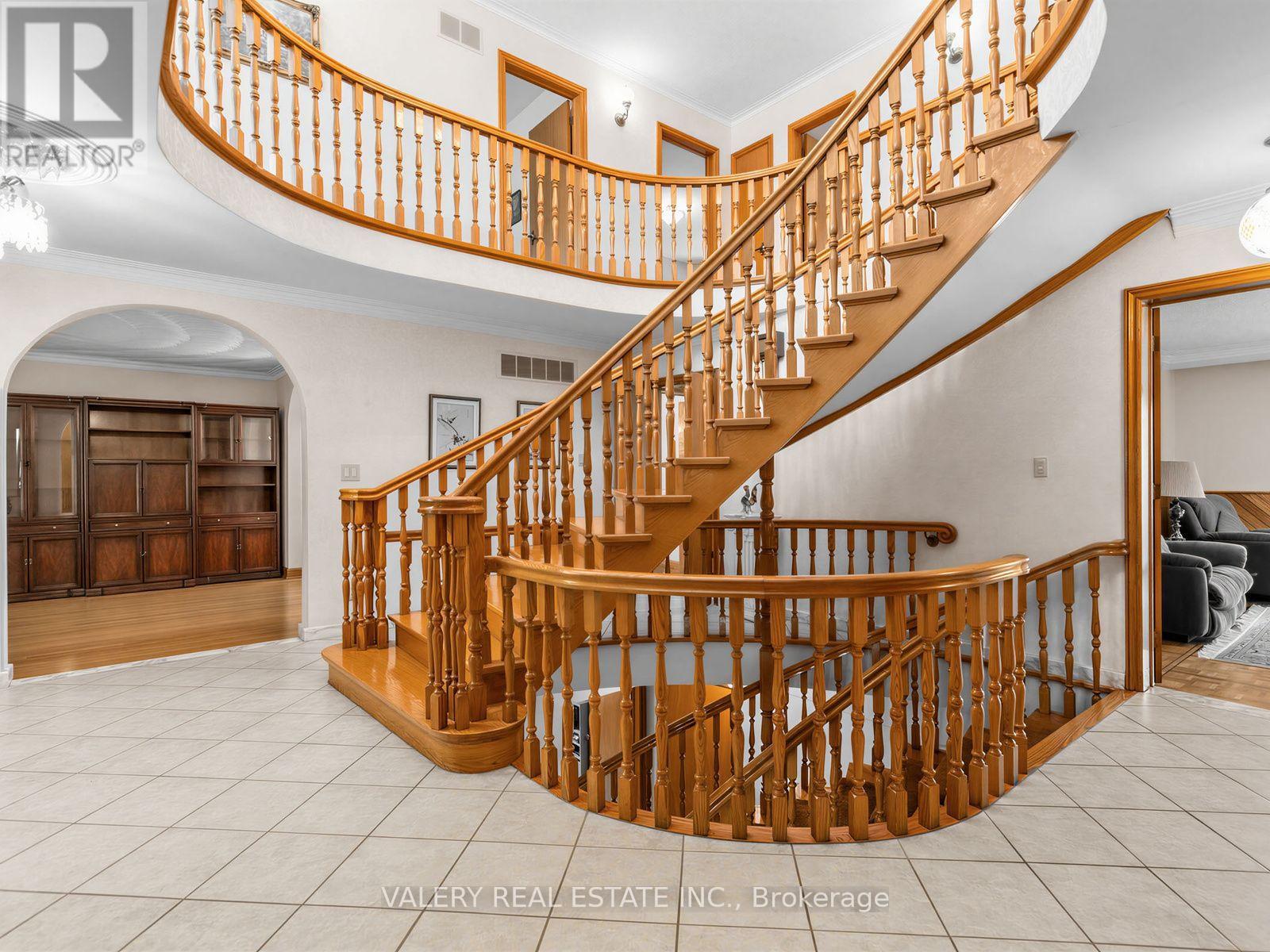 370 Maple Leaf Drive, Toronto, Ontario  M6L 1P6 - Photo 3 - W13651588
