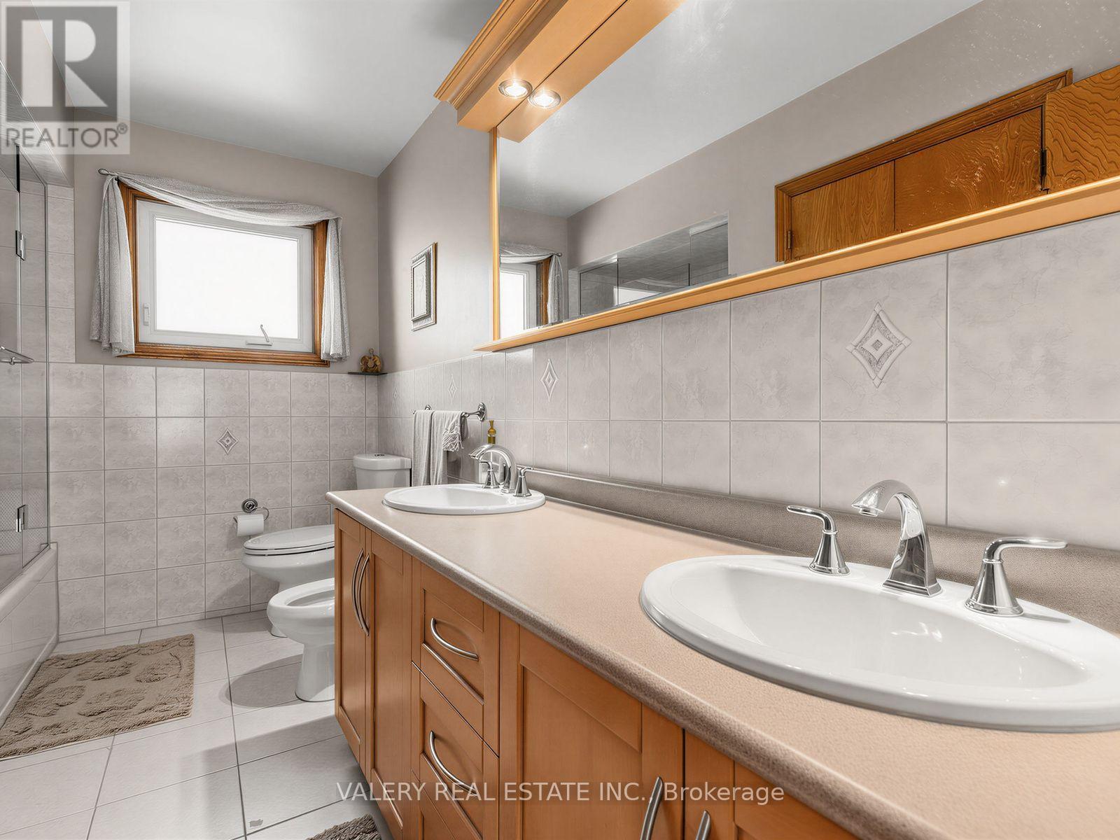 370 Maple Leaf Drive, Toronto, Ontario  M6L 1P6 - Photo 33 - W13651588