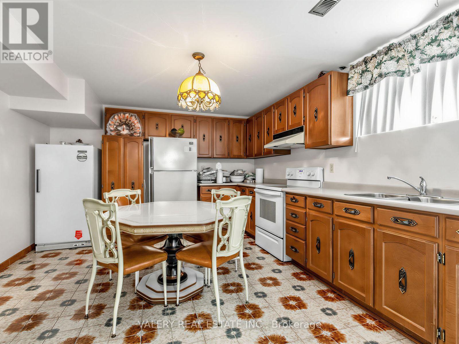 370 Maple Leaf Drive, Toronto, Ontario  M6L 1P6 - Photo 34 - W13651588
