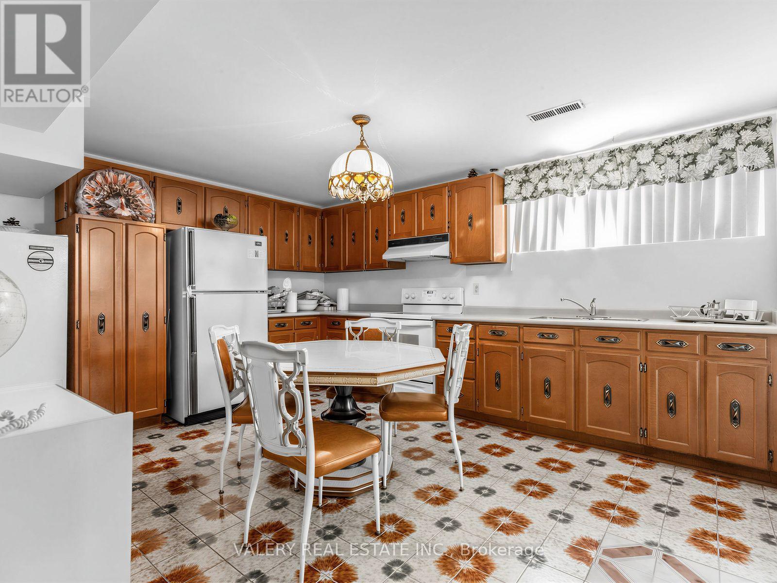 370 Maple Leaf Drive, Toronto, Ontario  M6L 1P6 - Photo 35 - W13651588
