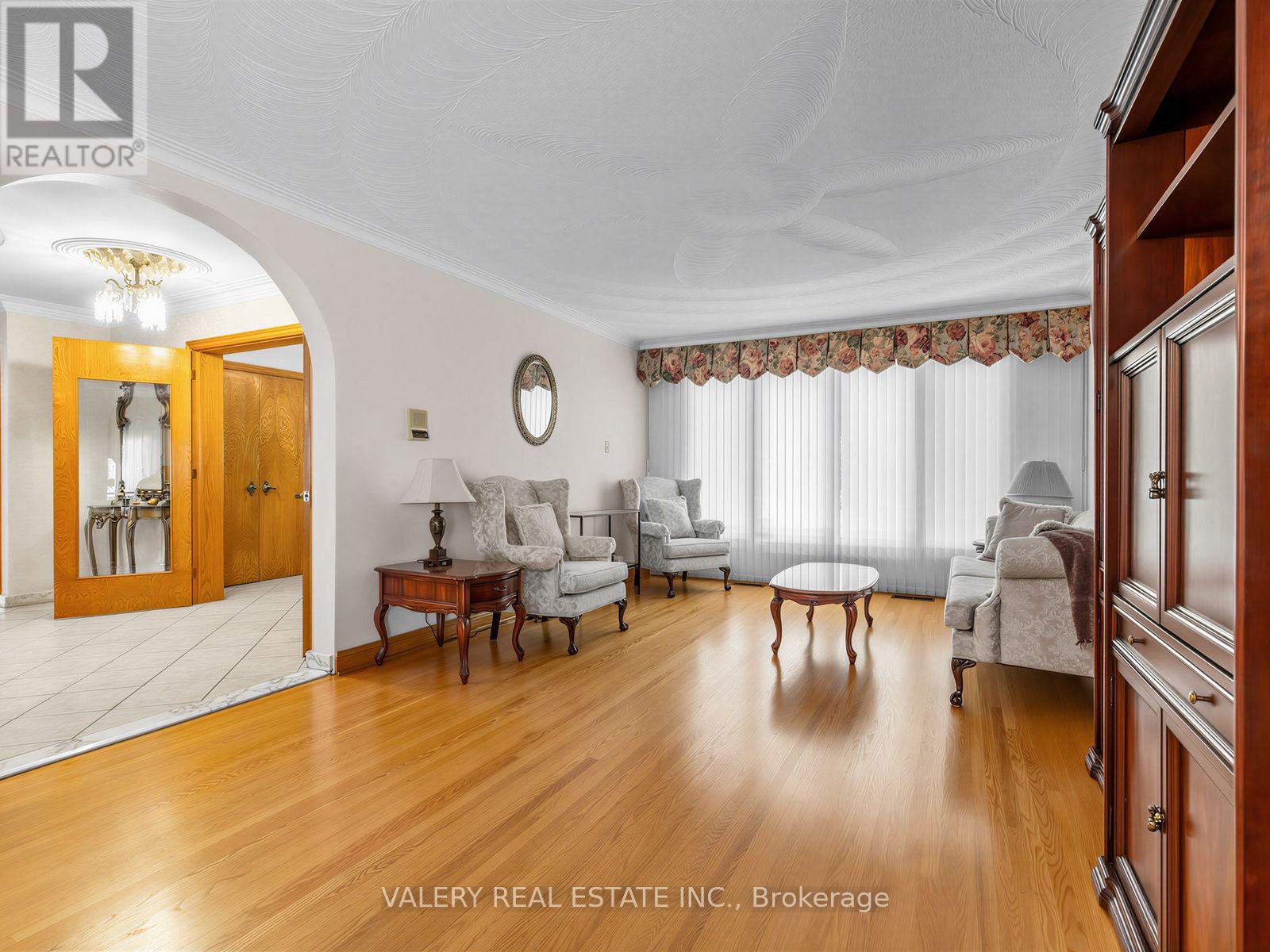 370 Maple Leaf Drive, Toronto, Ontario  M6L 1P6 - Photo 4 - W13651588