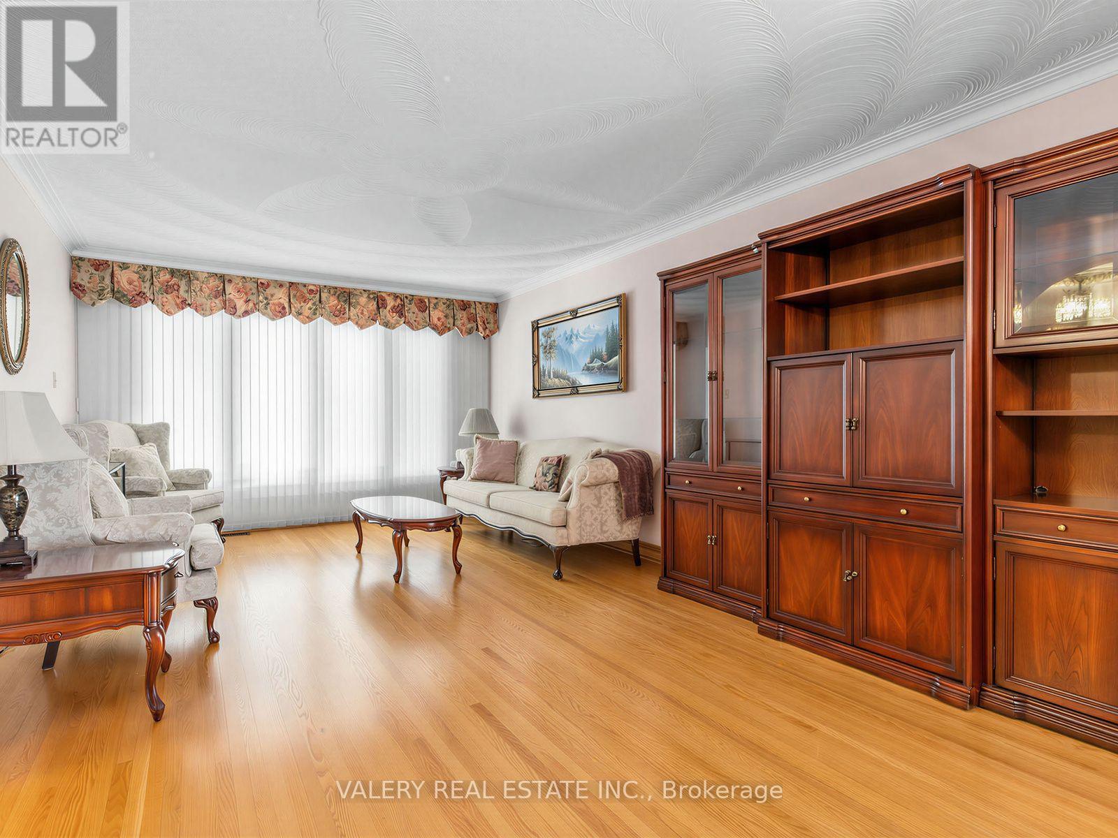 370 Maple Leaf Drive, Toronto, Ontario  M6L 1P6 - Photo 5 - W13651588