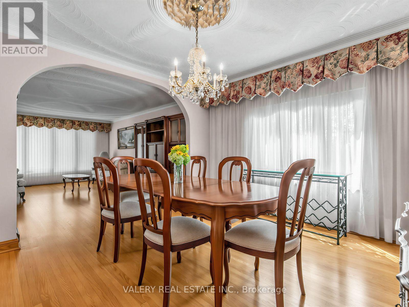 370 Maple Leaf Drive, Toronto, Ontario  M6L 1P6 - Photo 7 - W13651588