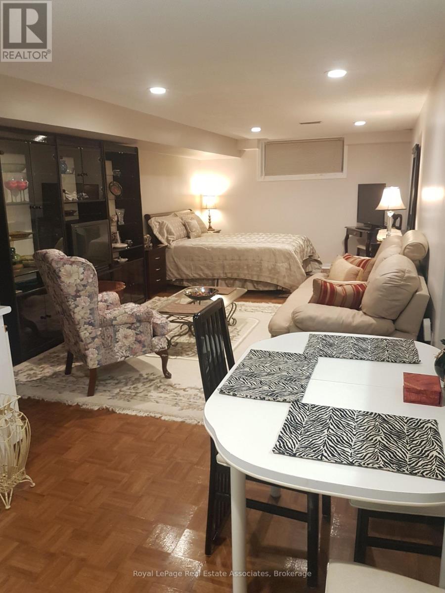 3323 Queen Frederica Drive, Mississauga, Ontario L4Y 2Z9 - Photo 2 - W13651594