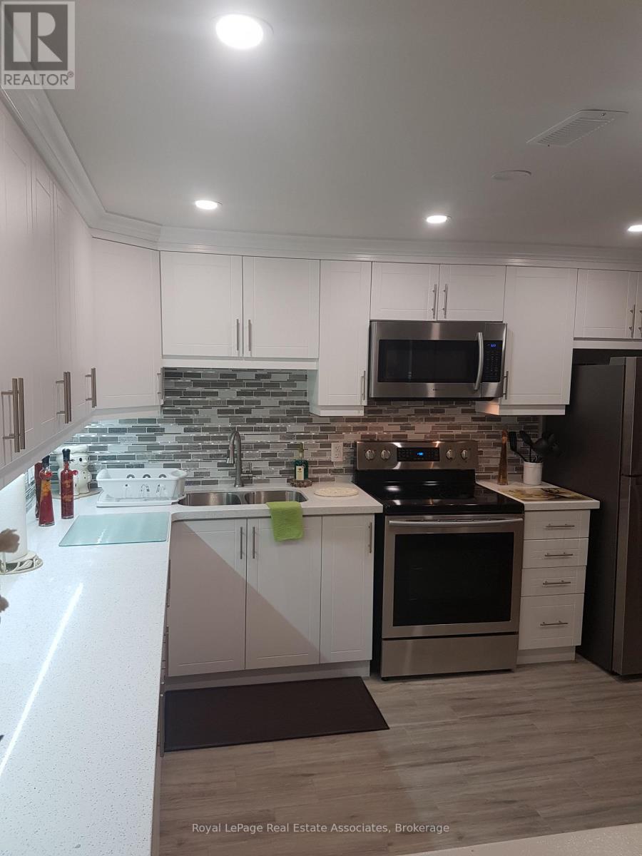 3323 Queen Frederica Drive, Mississauga, Ontario L4Y 2Z9 - Photo 4 - W13651594