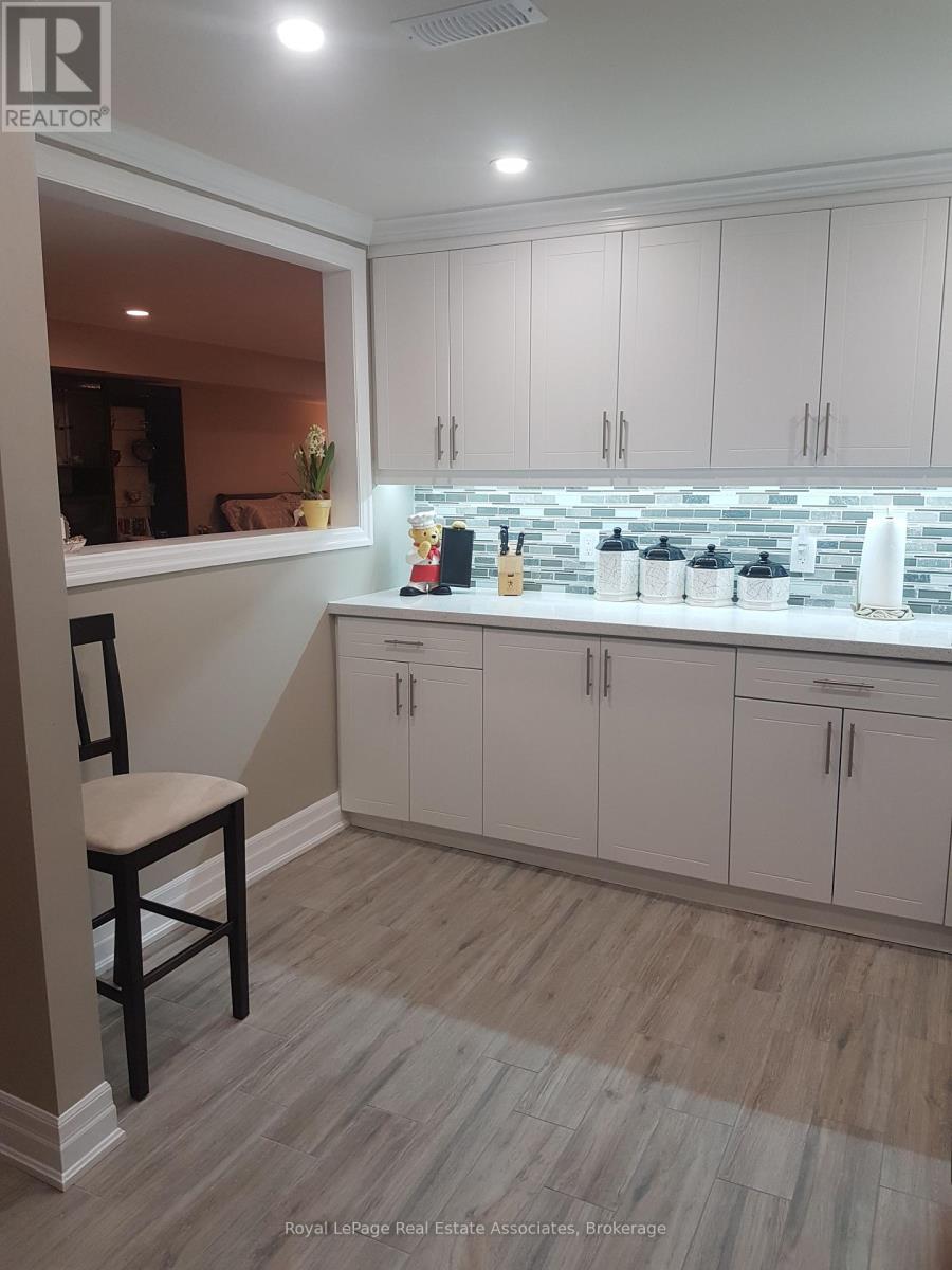 3323 Queen Frederica Drive, Mississauga, Ontario L4Y 2Z9 - Photo 5 - W13651594