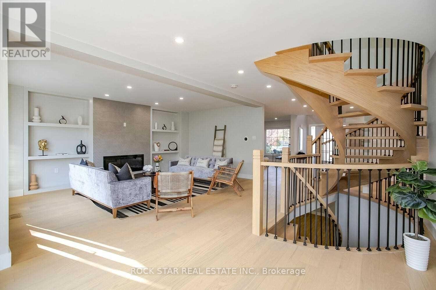 160 River Oaks Boulevard E, Oakville, Ontario  L6H 5N7 - Photo 2 - W13651760
