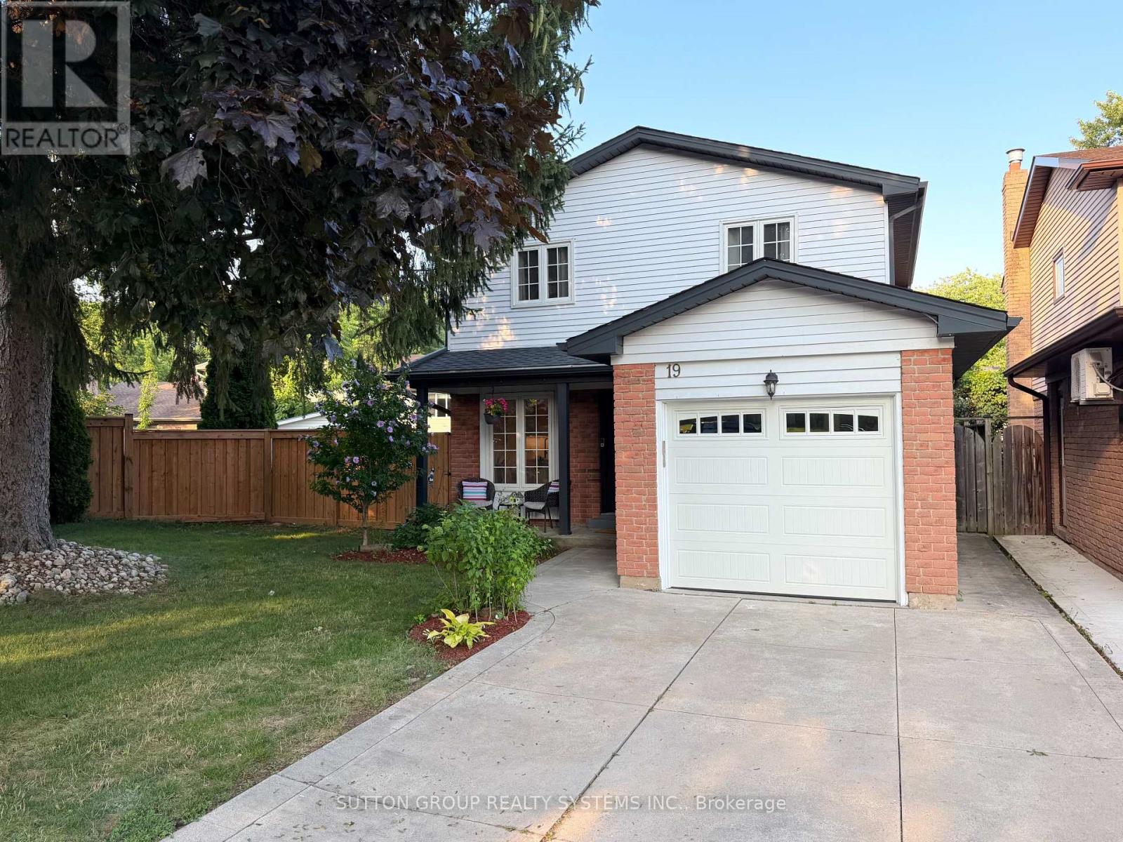 19 Parkway Place, Hamilton, Ontario  L9H 6K3 - Photo 2 - X13651488