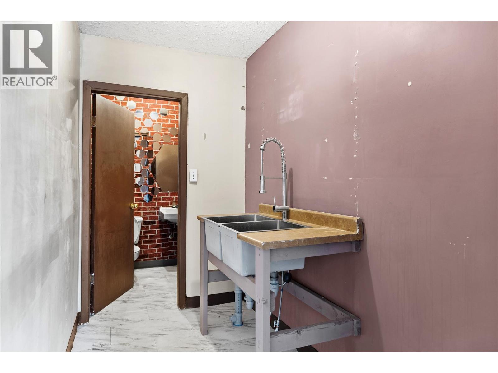 980 Victoria Street, Kamloops, British Columbia  V2C 2B9 - Photo 3 - 10397196