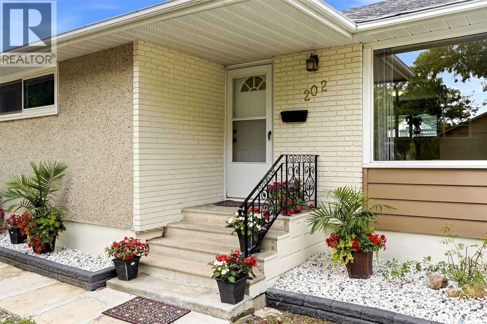 202 Mccannel Street, Regina, Saskatchewan  S4R 3V1 - Photo 2 - SK044936