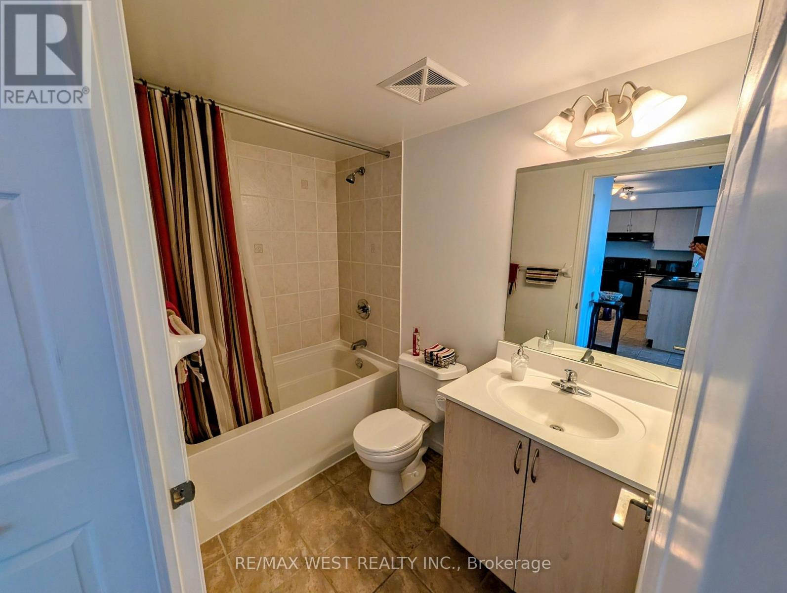 216 - 340 Watson Street W, Whitby, Ontario  L1N 9G1 - Photo 7 - E13205434