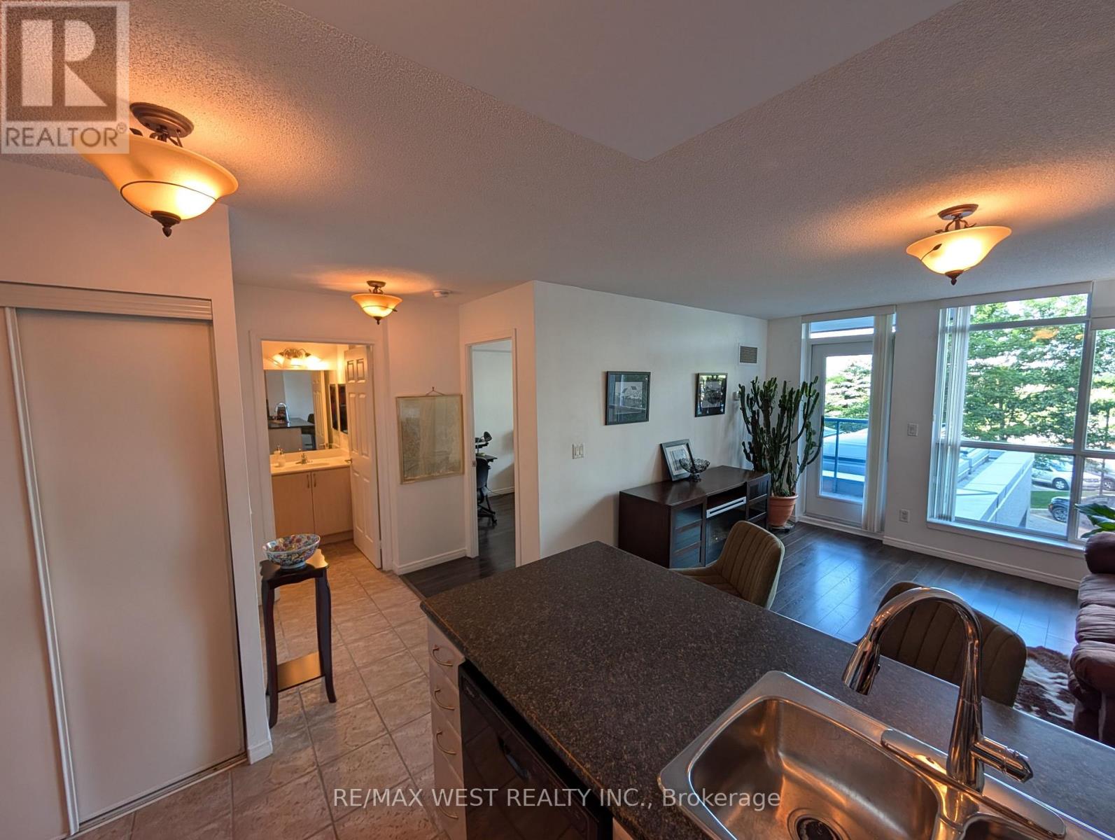 216 - 340 Watson Street W, Whitby, Ontario  L1N 9G1 - Photo 3 - E13205434