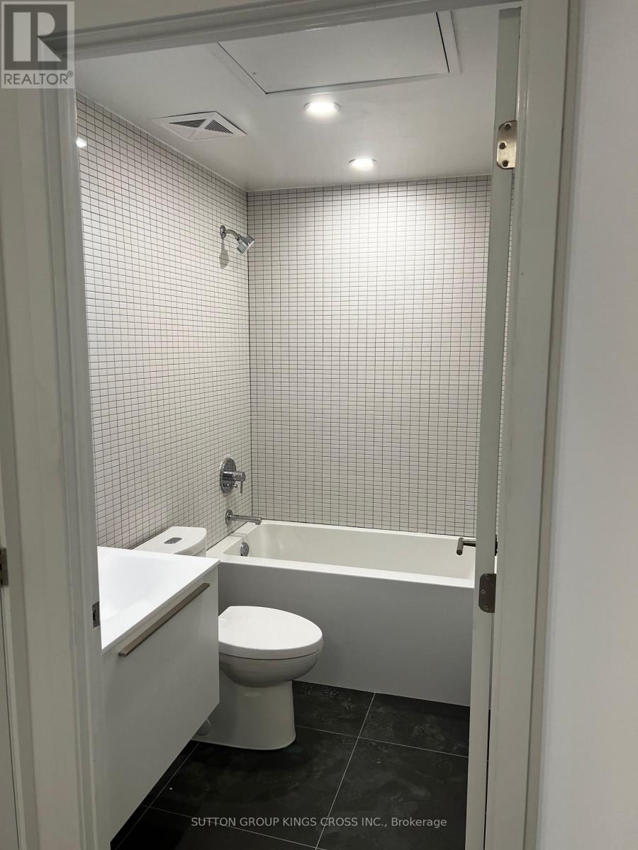 215 - 2720 Dundas Street W, Toronto, Ontario  M6P 1Y2 - Photo 4 - W13650328