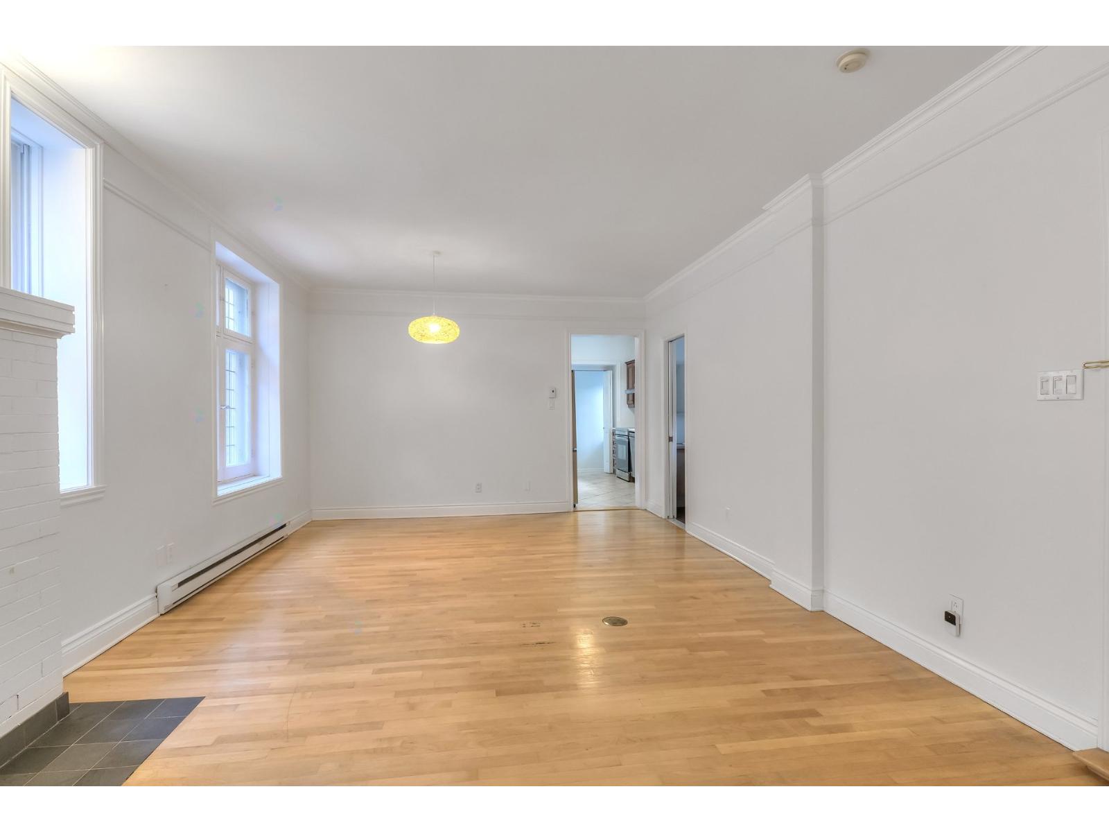 299A-299C Av. Grosvenor Westmount Quebec Canada H3Z2M1 5