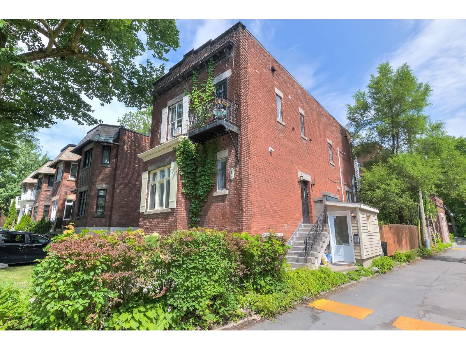 299A-299C Av. Grosvenor Westmount Quebec Canada H3Z2M1 2