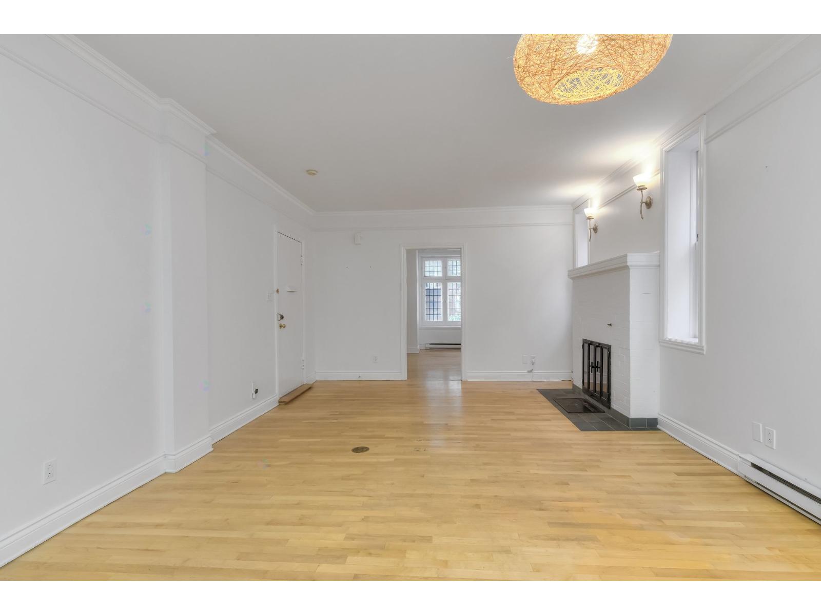 299A-299C Av. Grosvenor Westmount Quebec Canada H3Z2M1 4