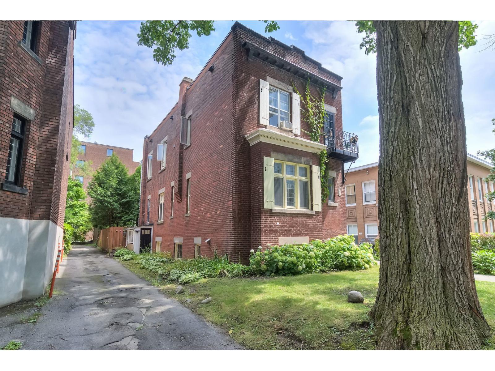 299A-299C Av. Grosvenor Westmount Quebec Canada H3Z2M1 3