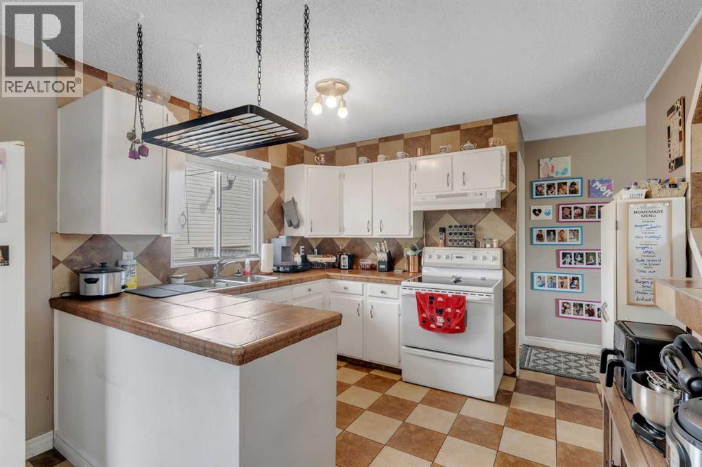 112 Penmeadows Close SE, Calgary, Alberta  T2A 3S2 - Photo 7 - A2335551