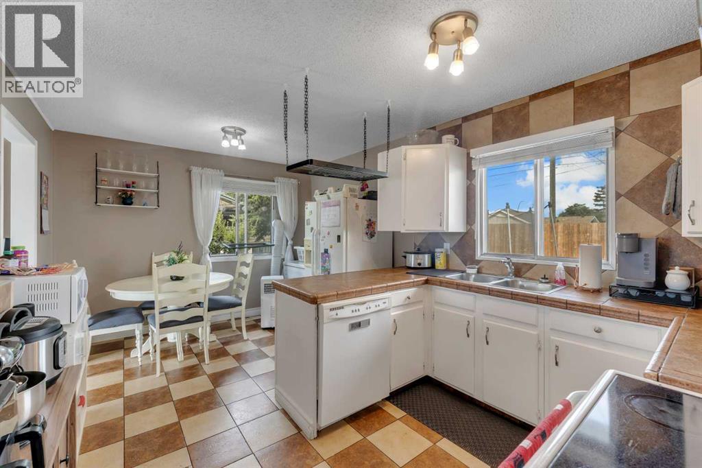 112 Penmeadows Close SE, Calgary, Alberta  T2A 3S2 - Photo 9 - A2335551