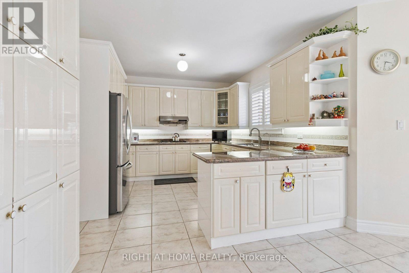 35 Palace Court, Richmond Hill, Ontario  L4B 4C3 - Photo 12 - N13652072