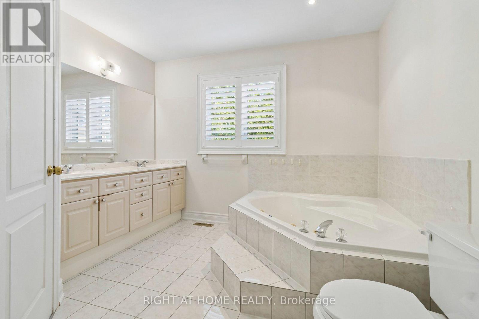 35 Palace Court, Richmond Hill, Ontario  L4B 4C3 - Photo 18 - N13652072