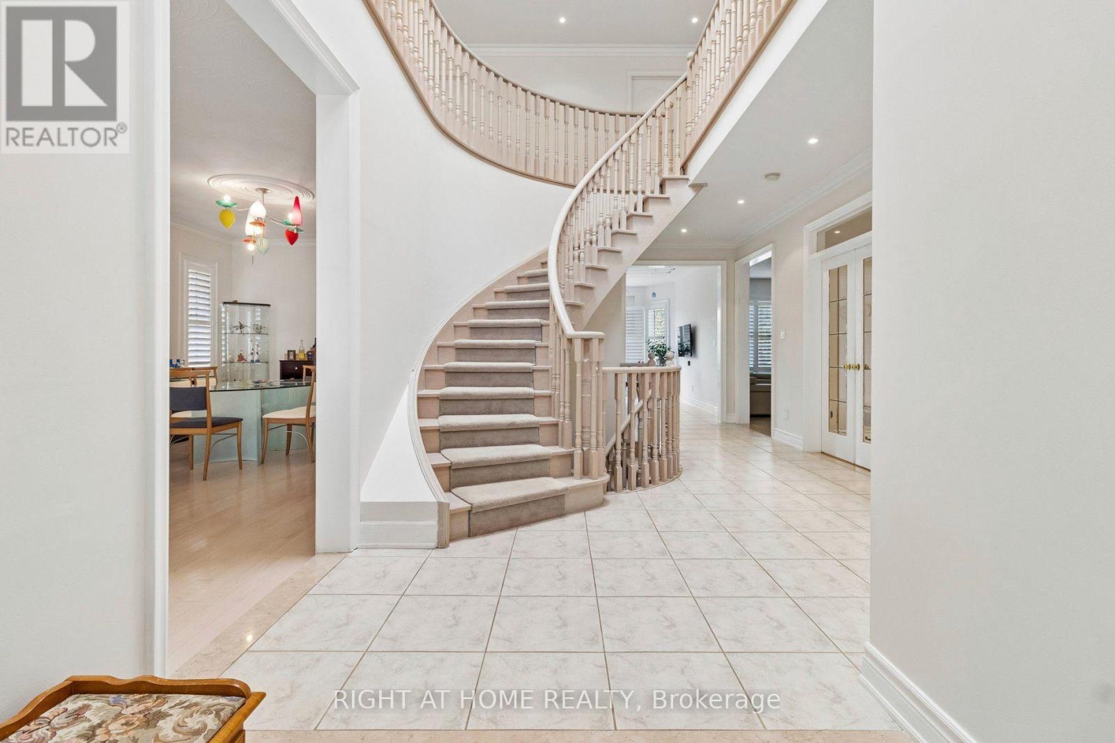 35 Palace Court, Richmond Hill, Ontario  L4B 4C3 - Photo 2 - N13652072