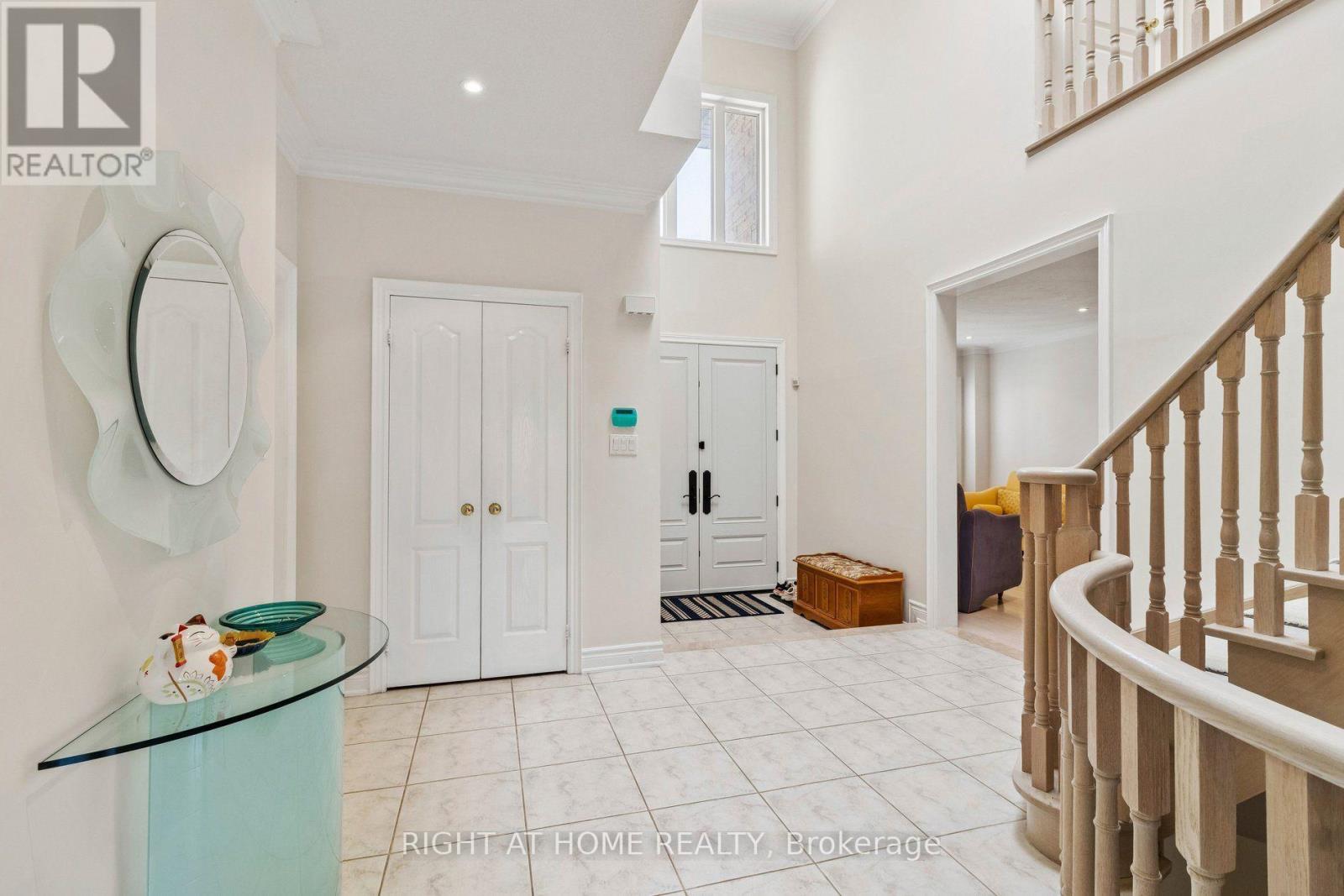 35 Palace Court, Richmond Hill, Ontario  L4B 4C3 - Photo 3 - N13652072