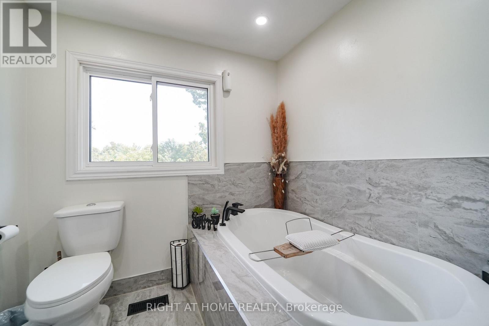 17 Clover Avenue, Barrie, Ontario  L4N 3M7 - Photo 15 - S13652054