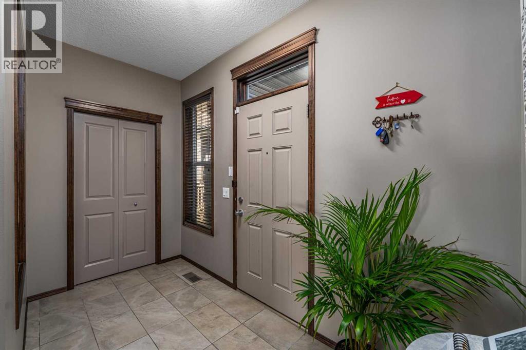 173 Pantego Road NW, Calgary, Alberta  T3K 0B8 - Photo 4 - A2334399