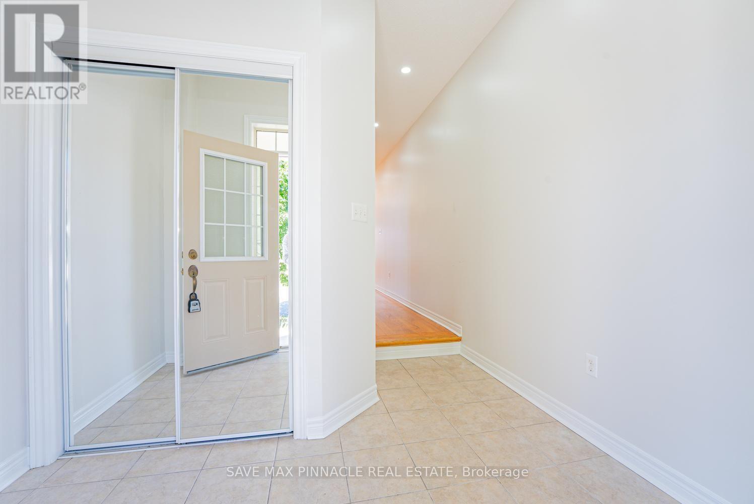16 Baby Pointe Trail, Brampton, Ontario  L7A 0W3 - Photo 4 - W13652086