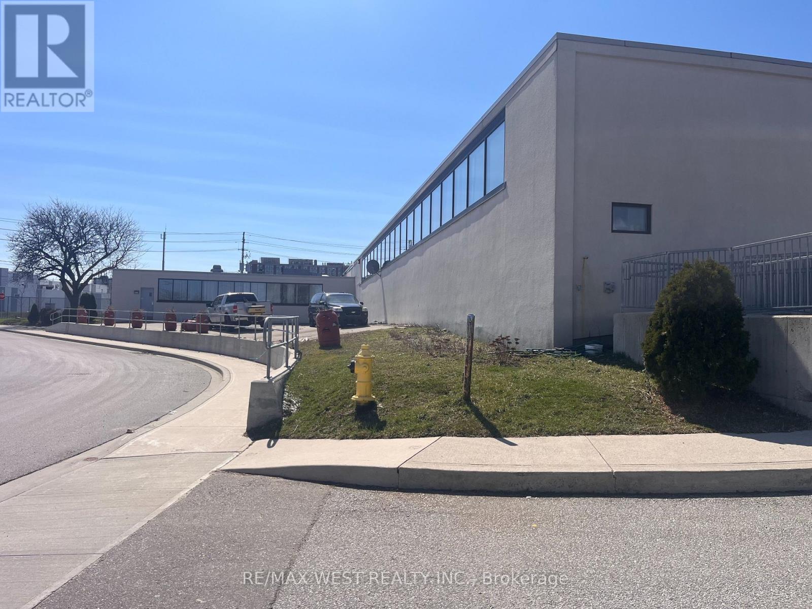 88 Industry Street, Toronto, Ontario  M6M 4L8 - Photo 5 - W13652154