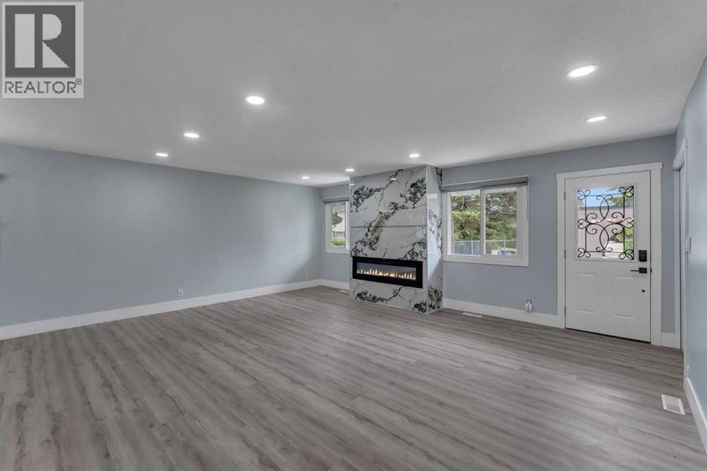 2930 Oakmoor Crescent SW, Calgary, Alberta T2V 3Z7 - Photo 5 - A2335752