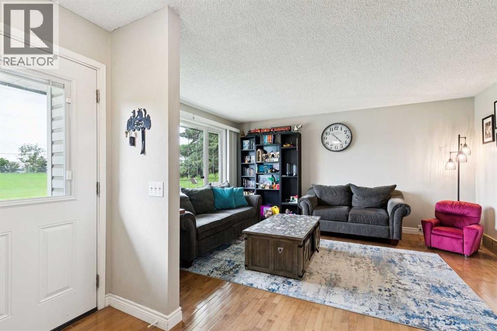 4387 Dovercrest Drive SE, Calgary, Alberta  T2B 1Y3 - Photo 2 - A2322706