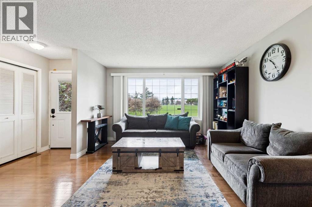 4387 Dovercrest Drive SE, Calgary, Alberta  T2B 1Y3 - Photo 3 - A2322706