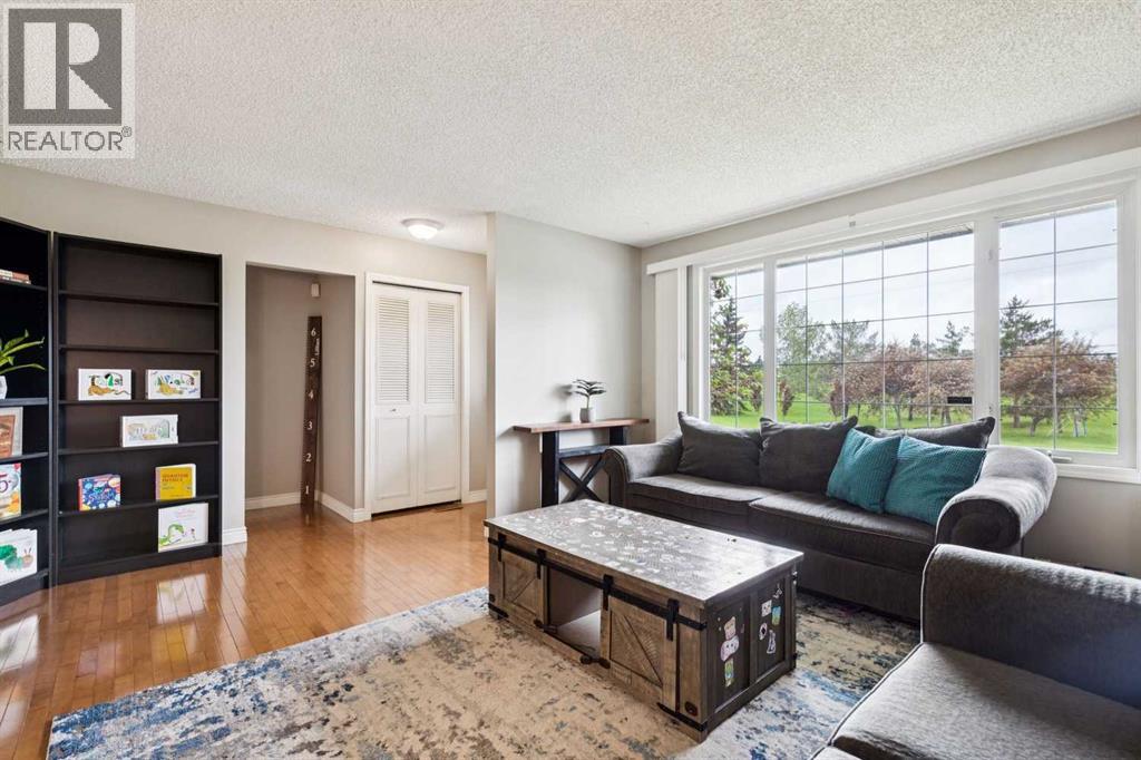 4387 Dovercrest Drive SE, Calgary, Alberta  T2B 1Y3 - Photo 4 - A2322706