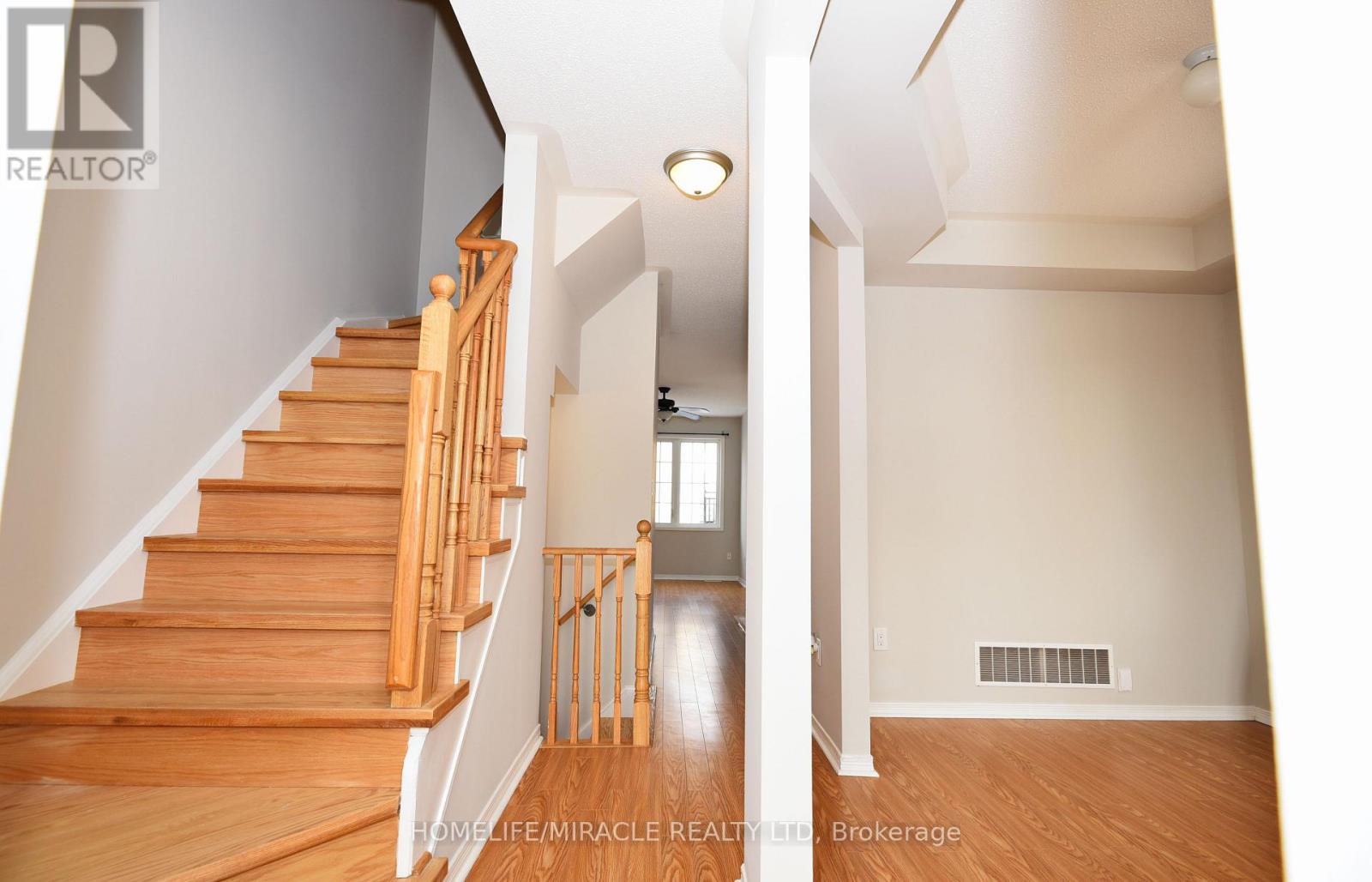 112 Mcbride Avenue, Clarington, Ontario  L1C 0J5 - Photo 4 - E13652320
