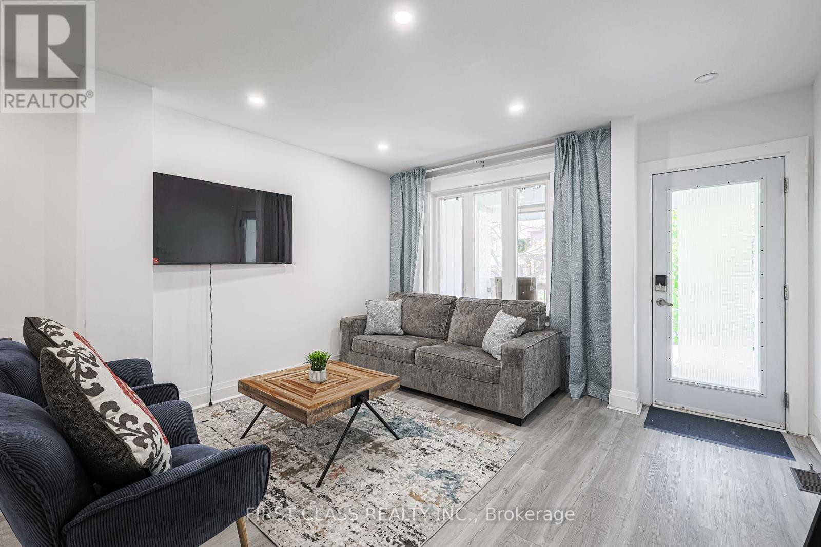 53 Aldridge Avenue, Toronto (Woodbine Corridor), Ontario  M4C 3W3 - Photo 5 - E13652422